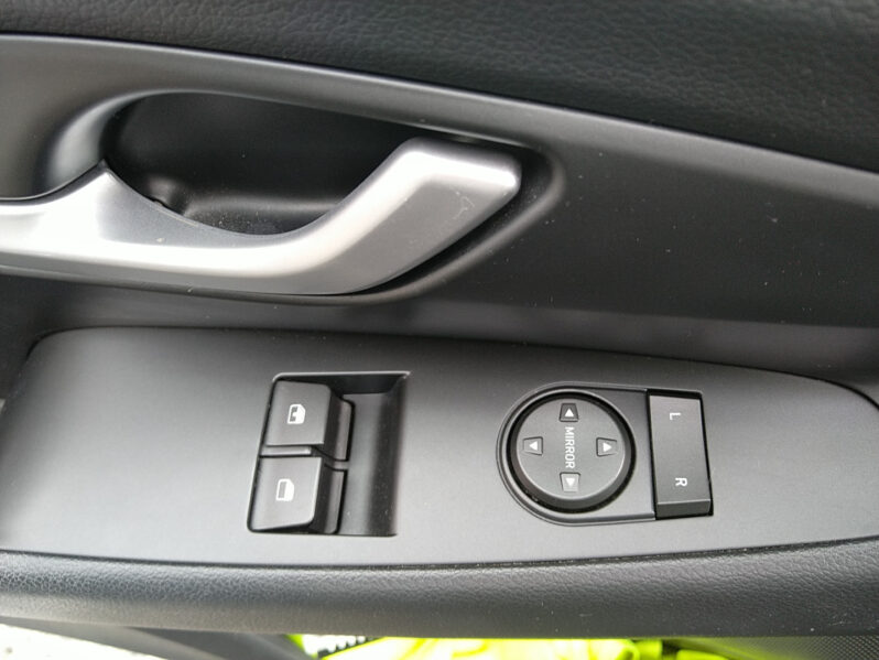 HYUNDAI i30 5 Türer Entry 1,4 MPI voll