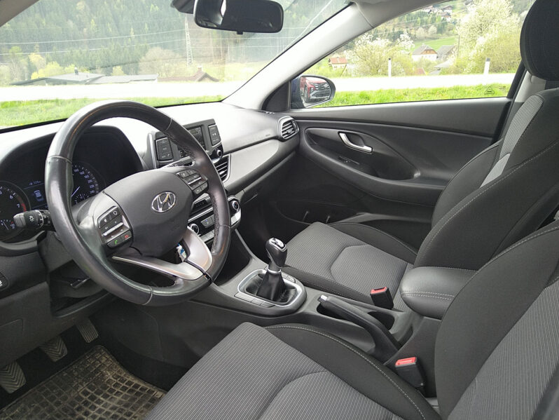 HYUNDAI i30 5 Türer Entry 1,4 MPI voll